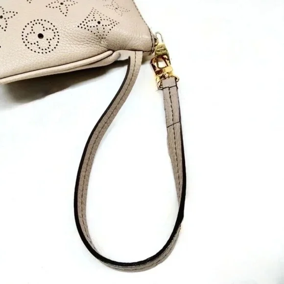 Louis Vuitton Selene Pouch Mahina Beige - Picture 4 of 8